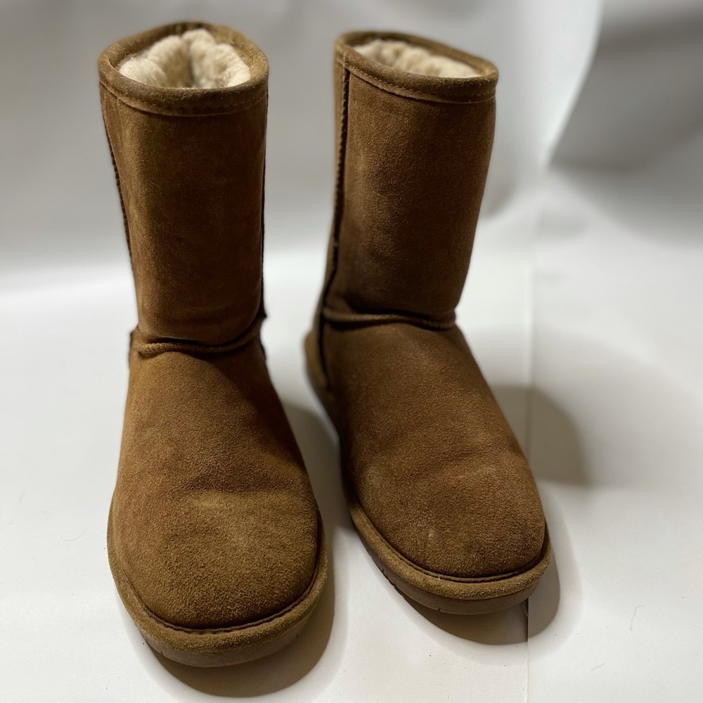 Bearpaw ‘Adele’ style boots.